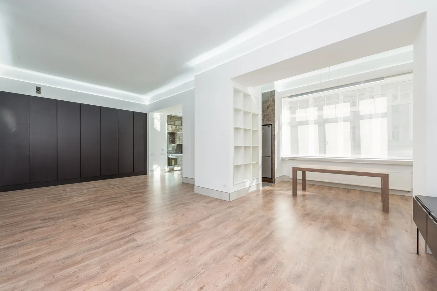 Salona döşenmiş açık renk laminat parke